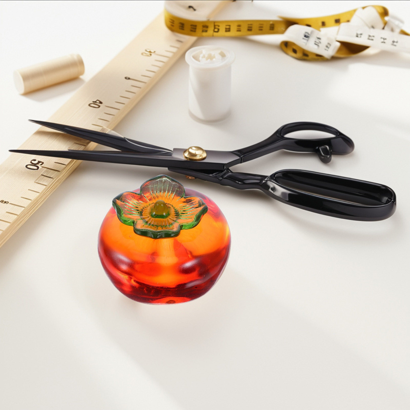 Paper Weight Crystal - 2個入り クリスタル製ペーパーウェイト。書斎のデスクに飾るのに最適。秋の装飾に。リアルな柿の形をしたペーパーウェイトで、重くて安定感があります。