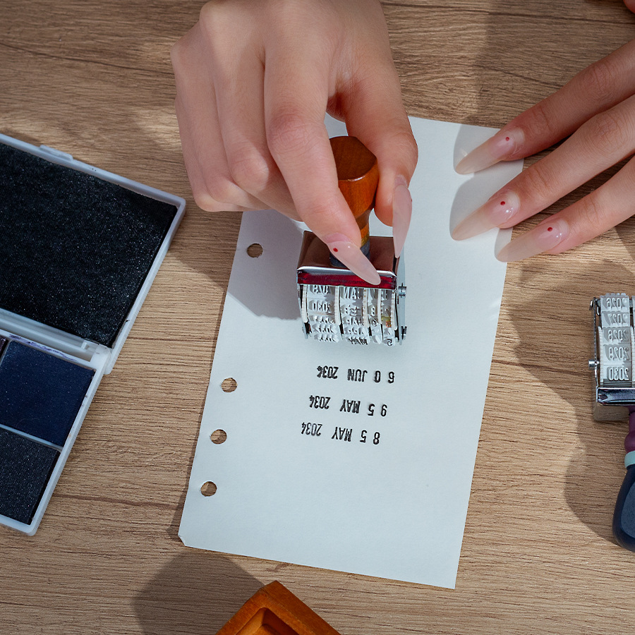 1個 レトロ木製ローラー日付シール DIY手帳調整可能 年月 - Rubber Date Stamp のレビューと価格